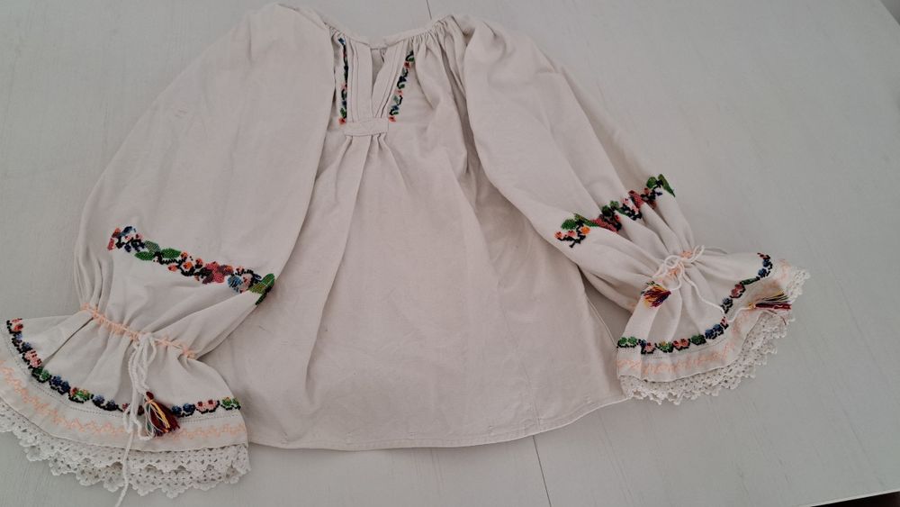 Ie/Cămășă populară cusută manual cu mărgele