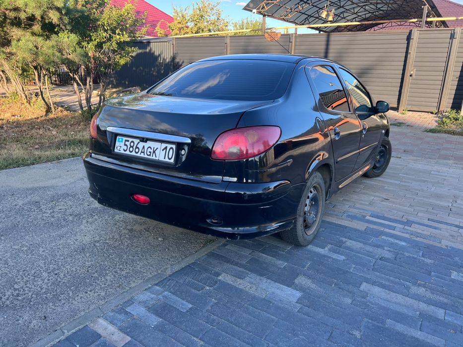 Продам машину Peugeot 2008 года