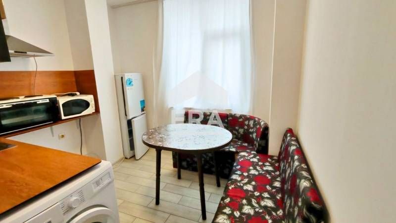 ЕРА ИмотиТе предлага под наем Тристаен тухлен апартамент, в близост Со