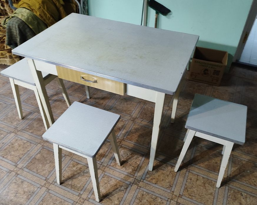 Кухонный стол и три табуретки