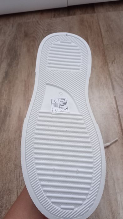 Vând Papuci de fete cu talpa inalta