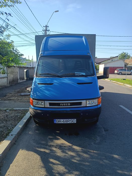 Camionetă cu prelată