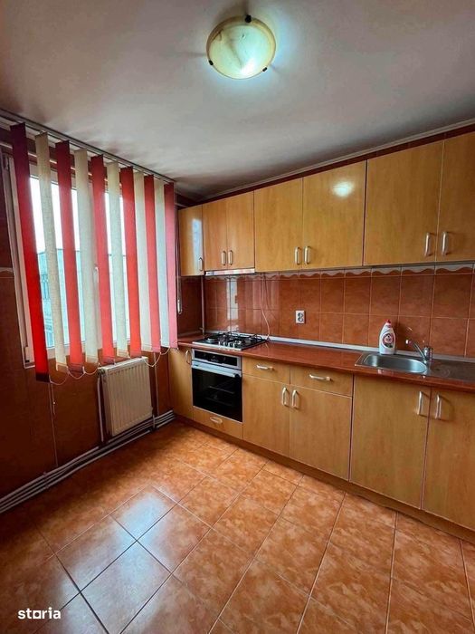 De vanzare apartament cu 3 camere, 2 bai cu aerisire,balcon 52000euro