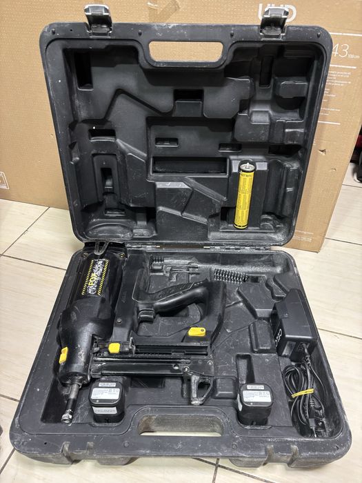 MDM vinde: Pistol de batut cuie Celo Fox 20+2 acumulatori+Incarcator.