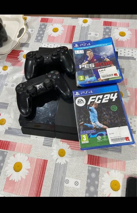 De vânzare pa4 cu 2 manete și cu 2 jocuri