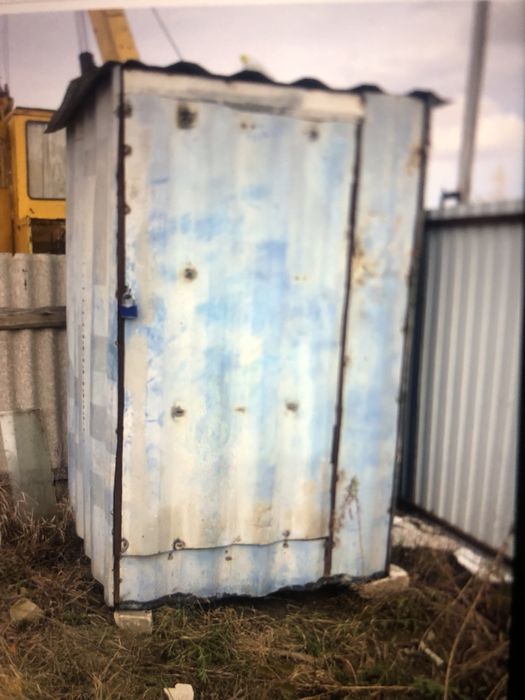 железный ящик для хоз / нужд запирается