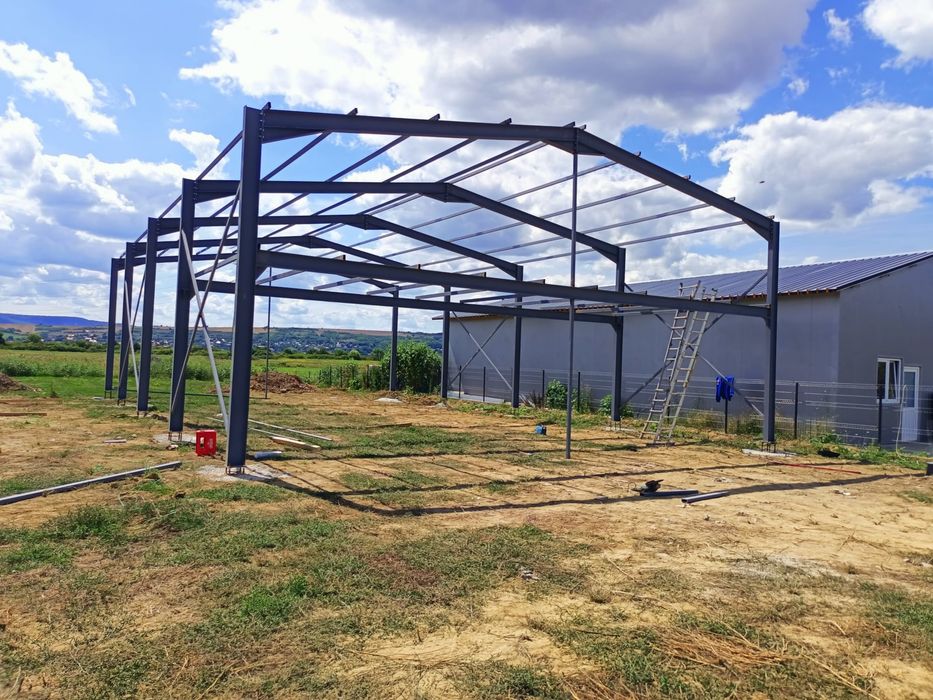 Vând hală metalică 9 m lățime cu 20 m lungime cu patru la streașină