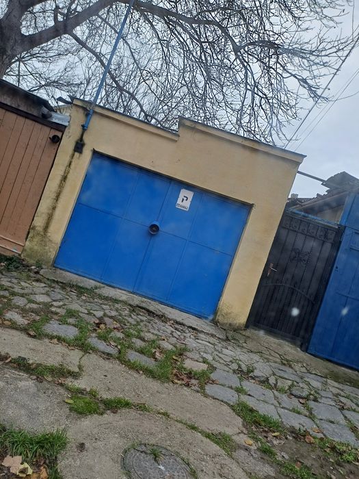 Închiriez garaj în zonă ultracentrală dotat cu electricitate