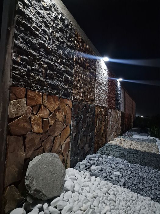 Vindem piatra naturala pentru amenajari de curti si gradini, ideala pentru placari si pavaje. Potrivita pentru alei terase garduri, fatade, socluri