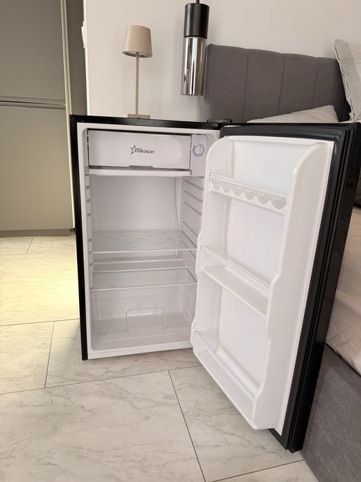 Frigider cu o usa STARCREST SF-91GLS-BKE Clasa E, Capacitate 91L, Iluminare interioara, H 83 cm, Sticla Neagra
