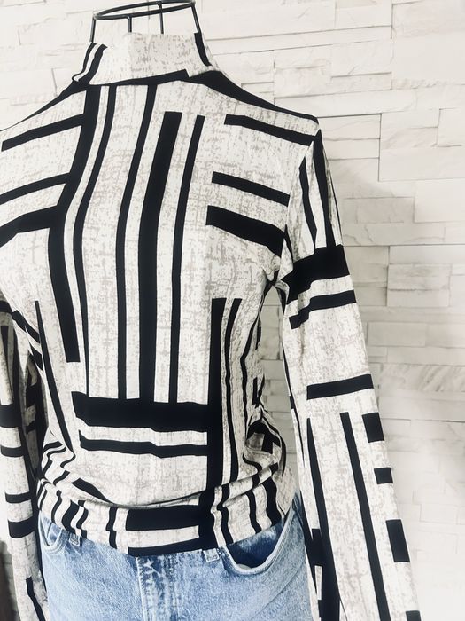 Maletă bej cu negru, foarte frumoasa.