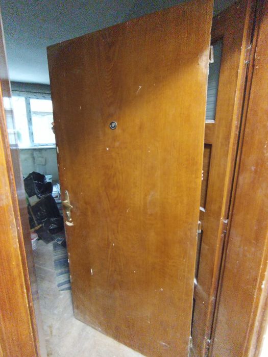 Дървена входна врата с патрон