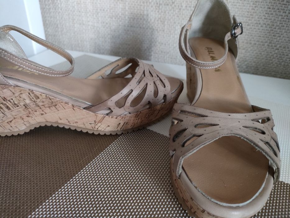 Босоножки на танкетке.