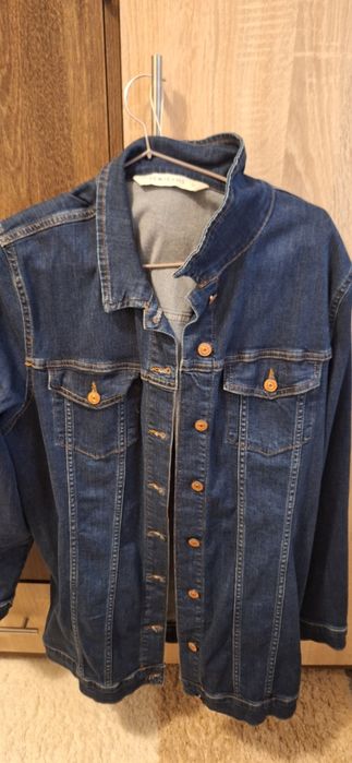 Vând geaca de blugi purtata o singura data