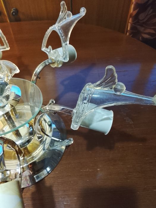 Люстра с одним поломанным рожком