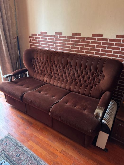 Тъмнокафяв разтегателен диван подарявам