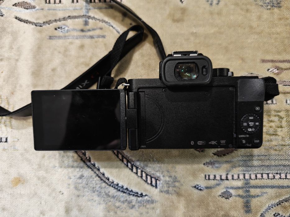 Kit foto-video vlogging Panasonic Lumix G110 + 2 Obiective (12-32mm & 25mm f/1.7) + Grip + Baterii extra