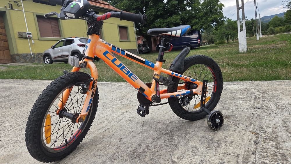 Vând bicicleta cube
