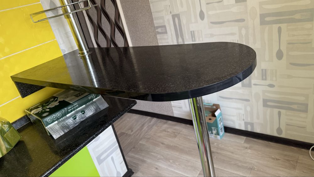 Продается барная стойка и 3 стула