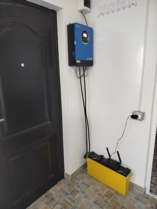 Se vinde invertor,12-24v.2,3-4.00kv  si baterie cu gel AGM 165ah