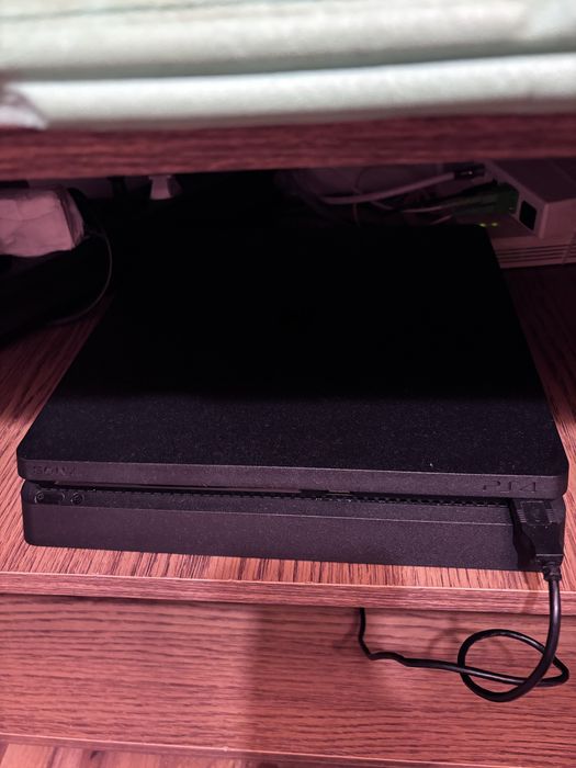 Playstation 4 slim + doua manete + jocuri