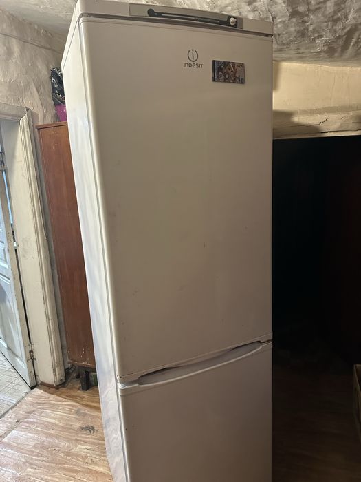 Холодильник INDESIT  в рабочем состоянии