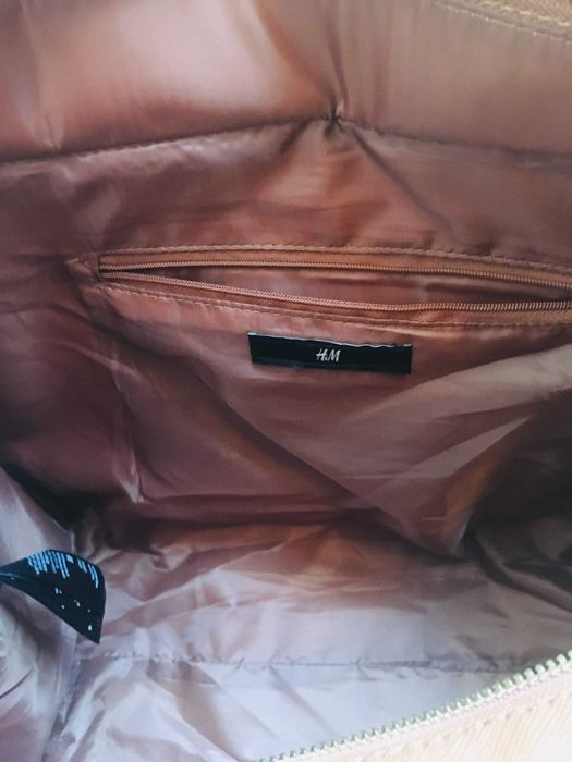 Чисто нова дамска чанта на H&M .