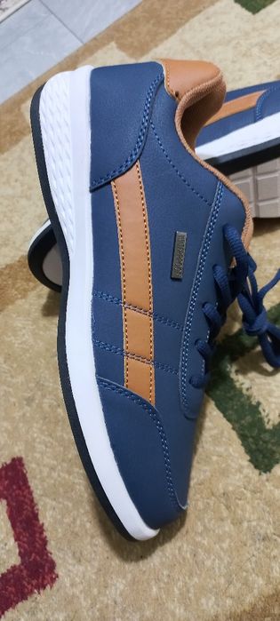 Кроссовки продам