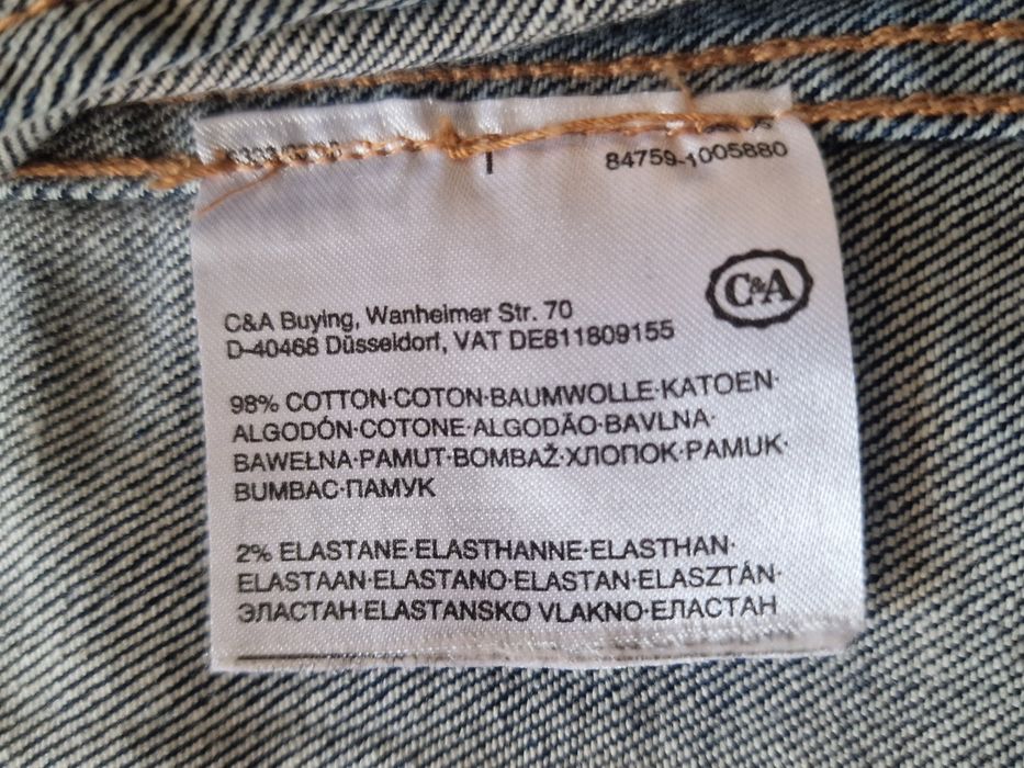 Geaca din denim.
