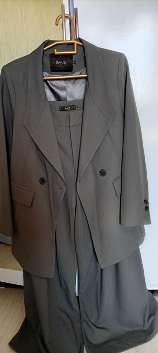 Продам женский костюм