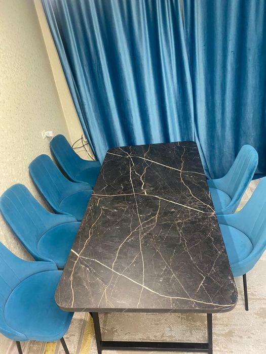 Продаю кухонный стол и стулья