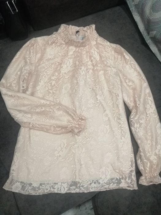 Женская блузка из гипюра нежного цвета