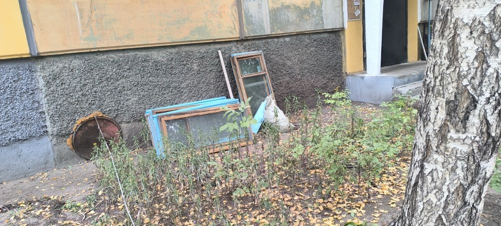 Отдам рамы с подъездов решетки карнизы