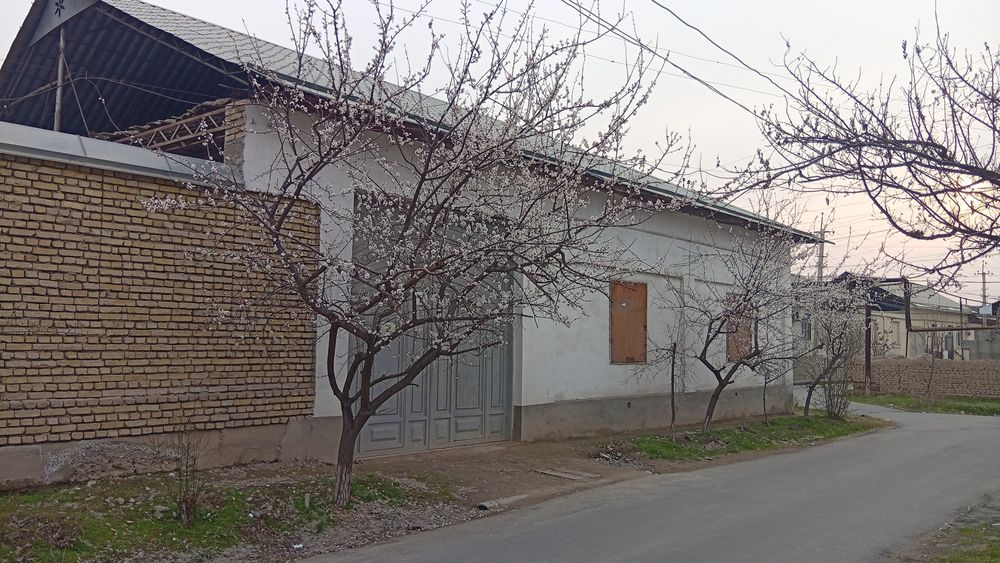 Уй сотилади 6 сотик 6 хона