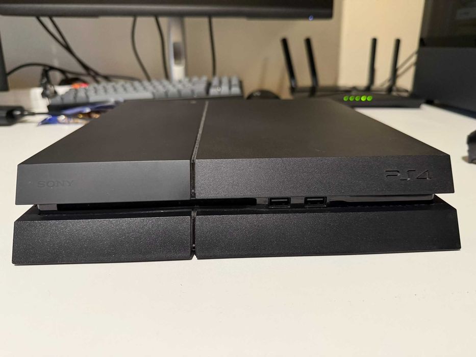PlayStation 4 PS4 + 2 контролера + USB флашка