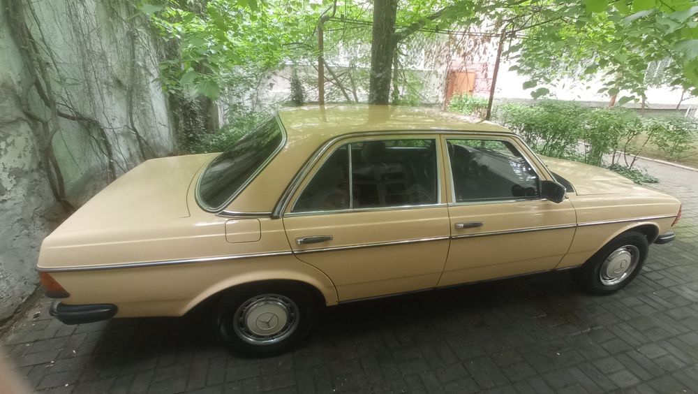 Мерседес 123 седан