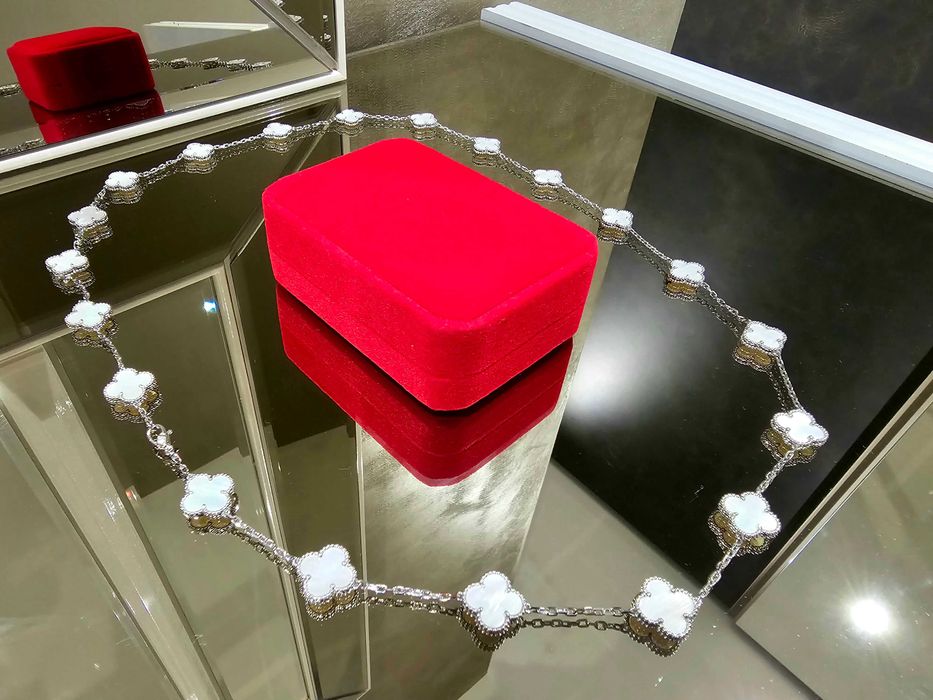 Van Cleef & Arpels VCA Silver Mother 20 Motifs Alhambra Дамско Колие