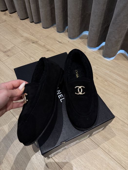 Обувки Chanel.