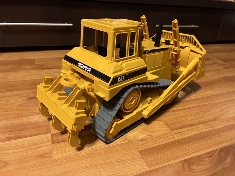 Buldozer Mare Bruder Caterpillar (CAT) pe Senile - Scara 1:16