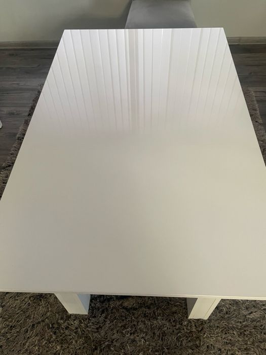 Трапезна маса от бял лак