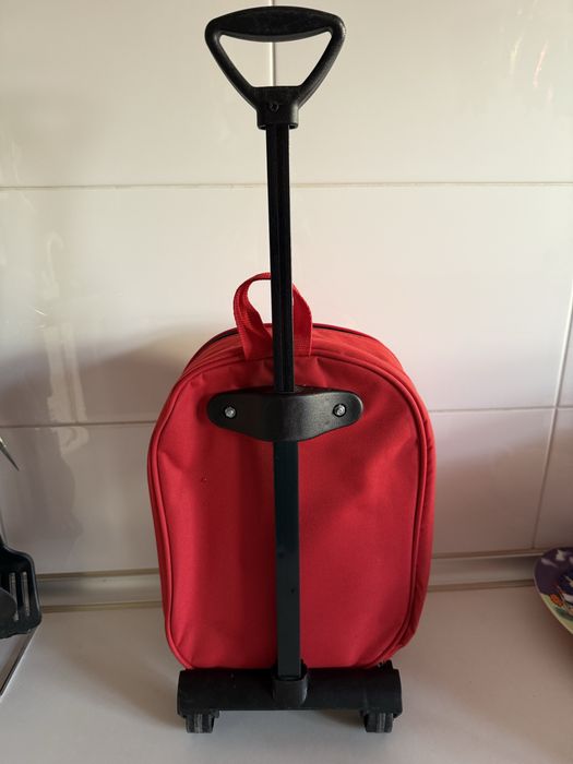 Чемодан детский на колёсиках
