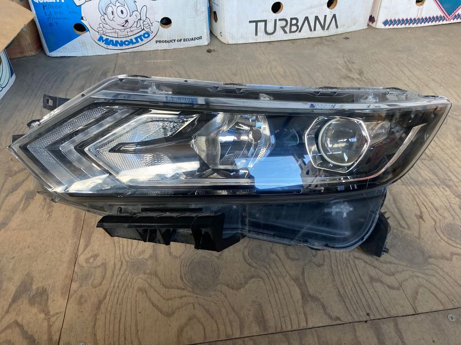 Оригинален ляв фар за Nissan Qashqai 17-21.