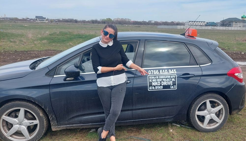 Instructor auto - Profesor de legislație rutieră.