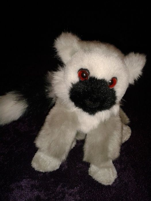 Малка сладка плюшена маймунка