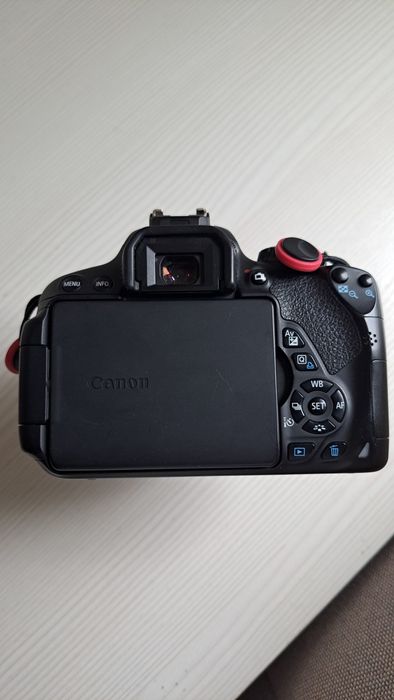 Canon EOS 650D + объектив 18-55mm IS