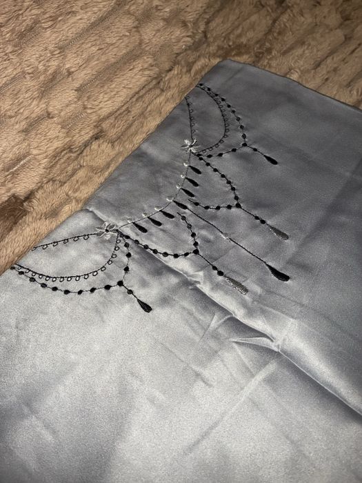 Lenjerie de pat satinata cu pietre, broderie si dantela