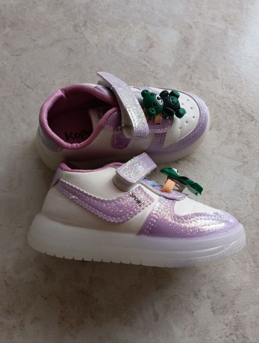 Продам детские кроссовки