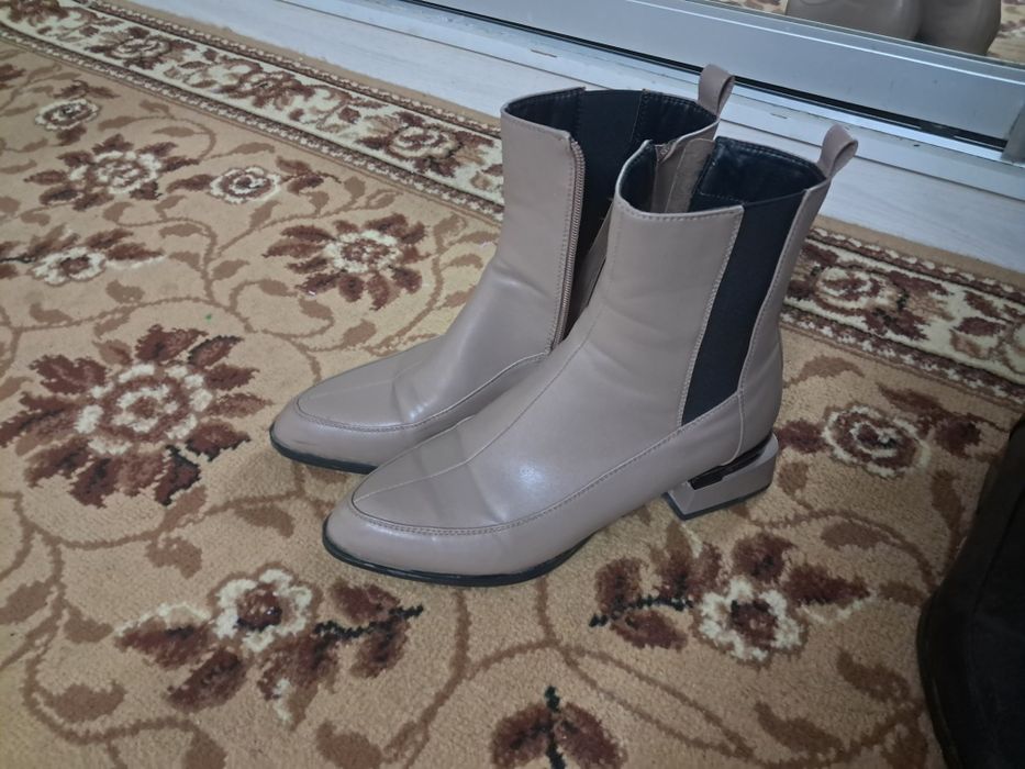 Продам две ботинки женские