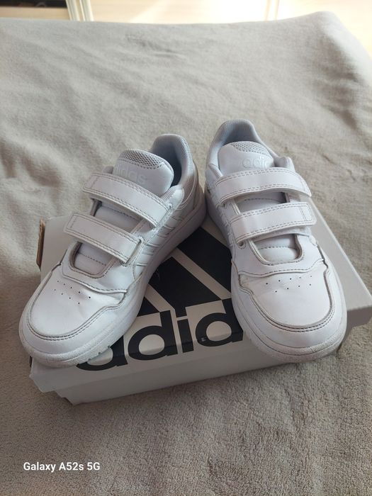 Adidași albi cu scai, nr. 31