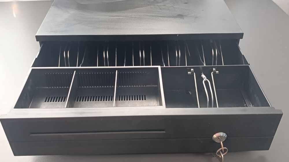 Сейф ключевой. Денежный. Срочно.